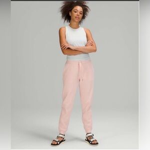 Lululemon Scuba High-Rise Jogger *Fleece 25"
Pink Mist Size 6